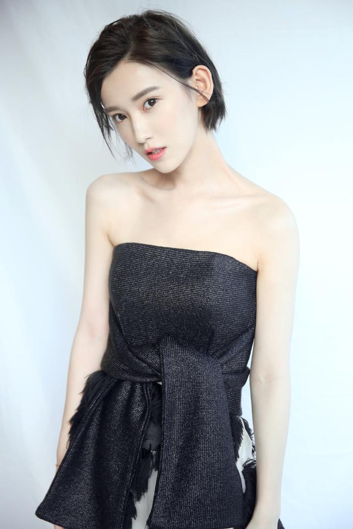中国美女明星李沐宸干练短发美女性感香肩美女写真图片