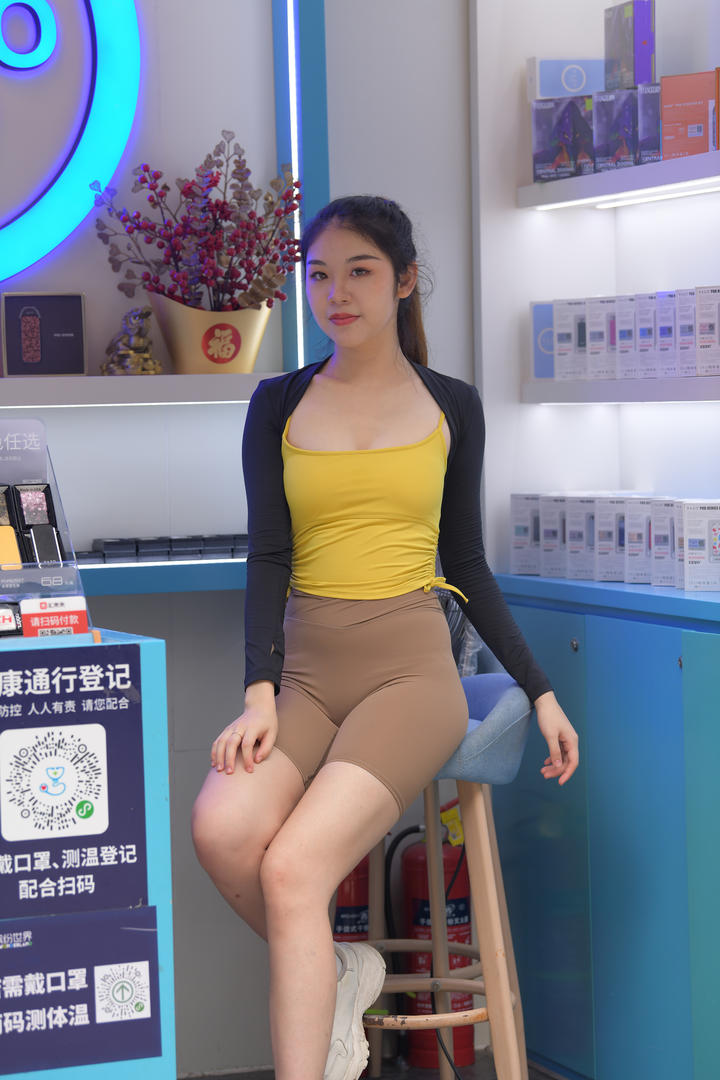 紧身裤美女模特3A街拍图片大全