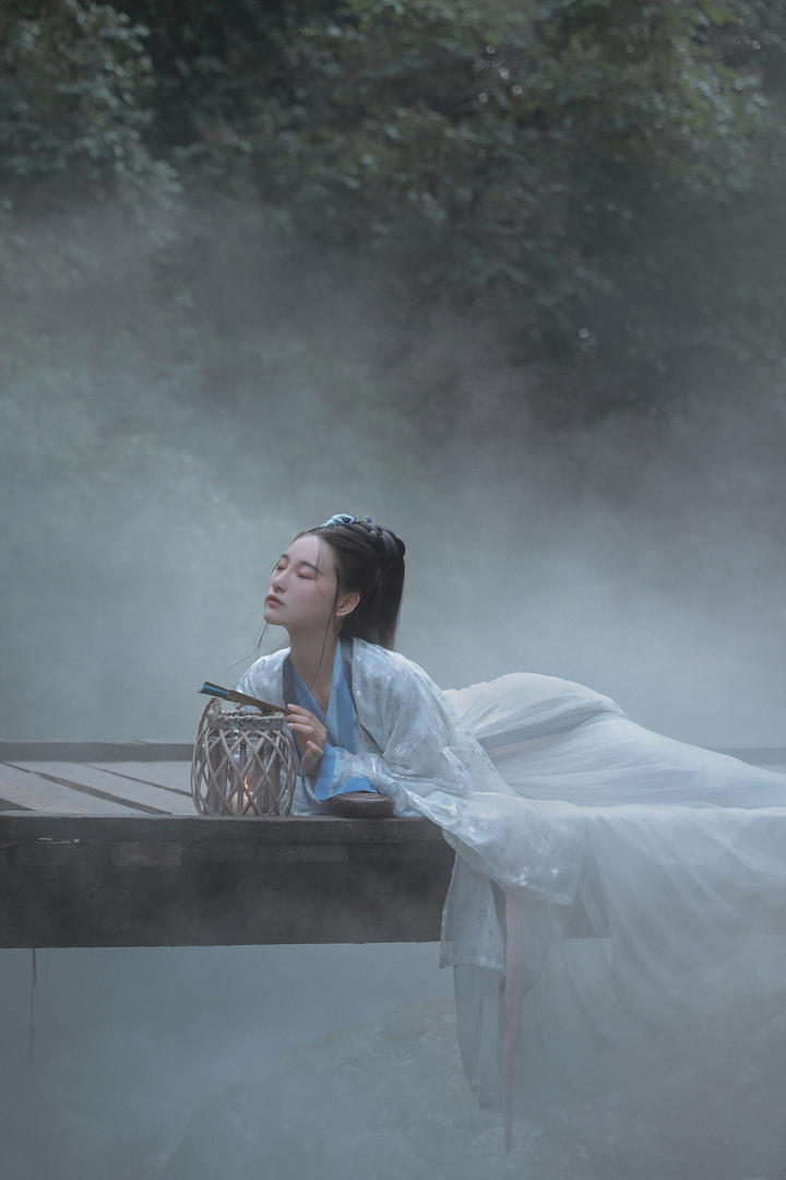 湖边小青古装美女古典气质图片