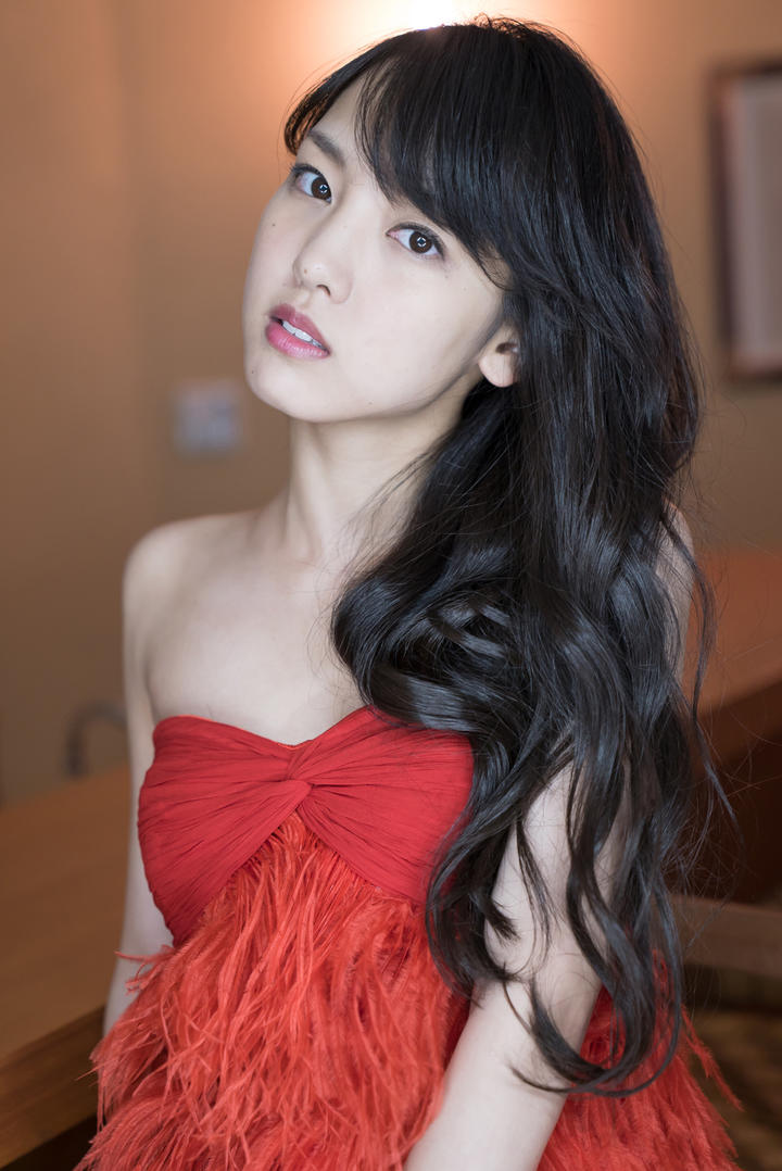 穿着红色长裙的性感漂亮美女写真图片