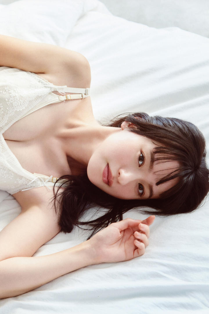 躺在床上的日本内衣美少女高清亚洲套图