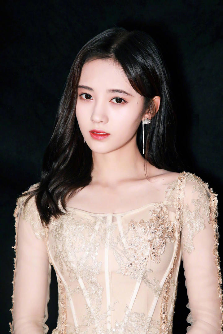 光鲜亮丽的国内美女明星鞠婧祎盛装写真图片大全