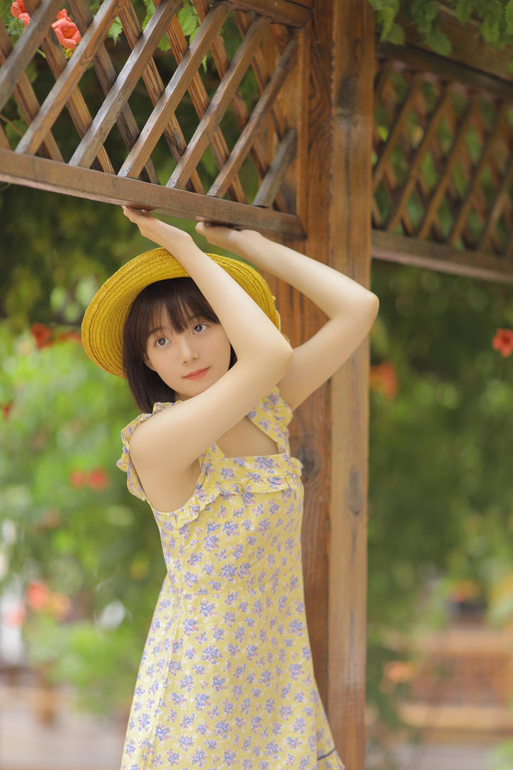 皮肤白皙的清纯美少女个人写真图片