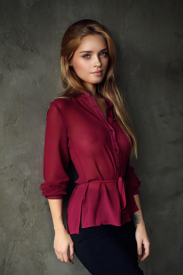 墙边的欧美气质美女图片