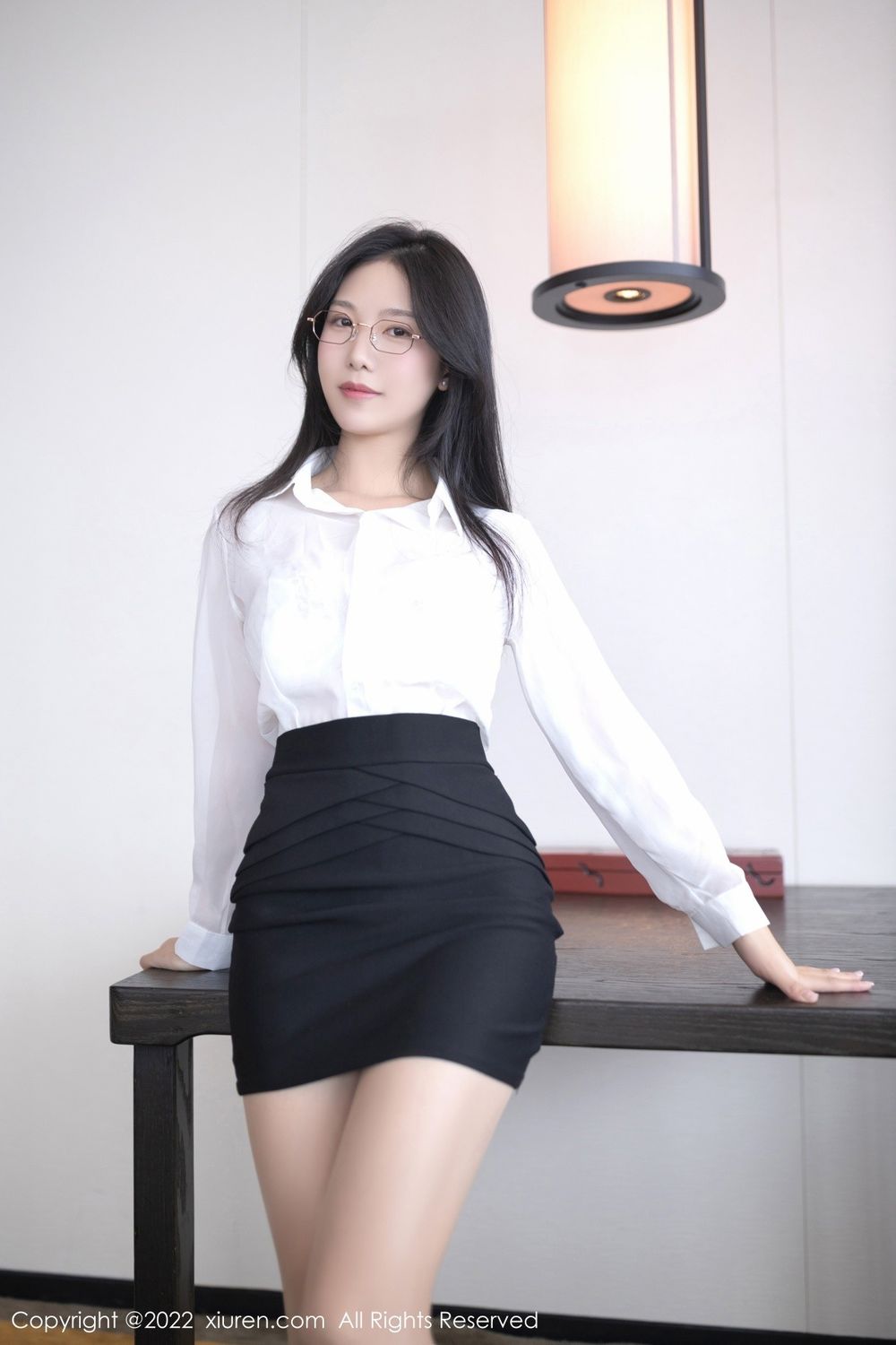 秀人网美女模特抖娘利世白色T恤搭配原色丝袜系列曼妙写真