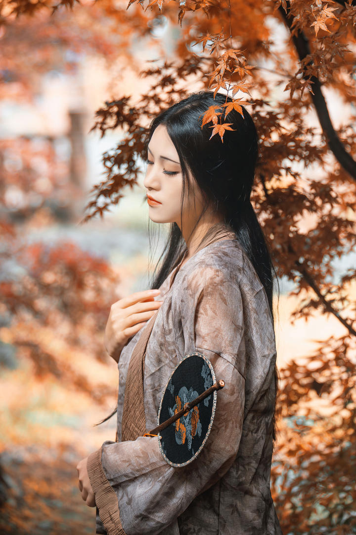 秋日古装美女艺术照写真图片