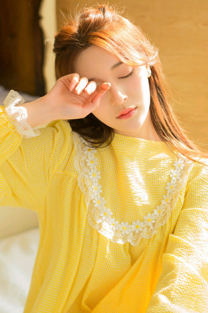 擦眼睛的气质清纯美女写真