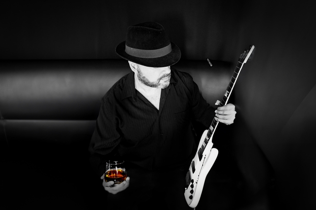 欧美黑色艺术风格吉他帅哥图片