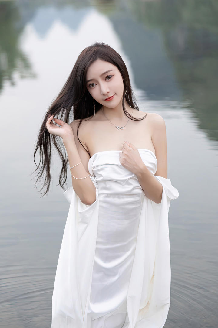 站在湖中的清纯女神王馨瑶国模艺术人物摄影图片