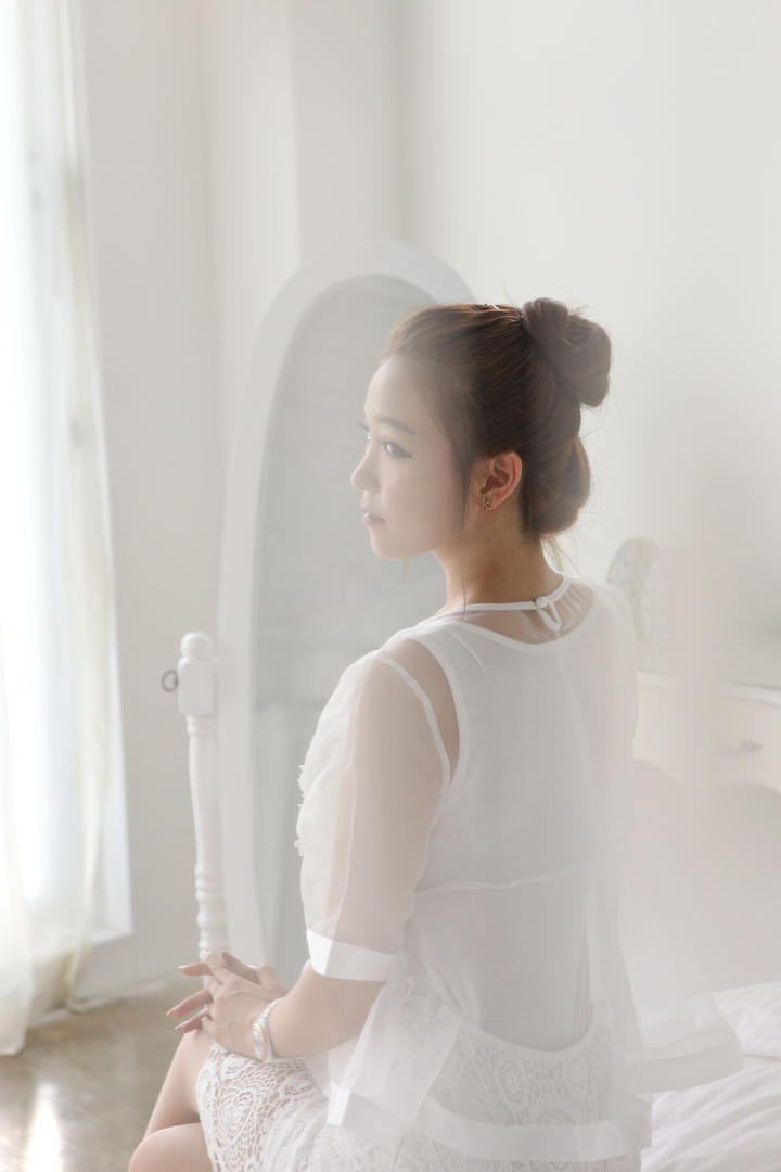 坐在床上的高清韩国美女模特李恩慧图片