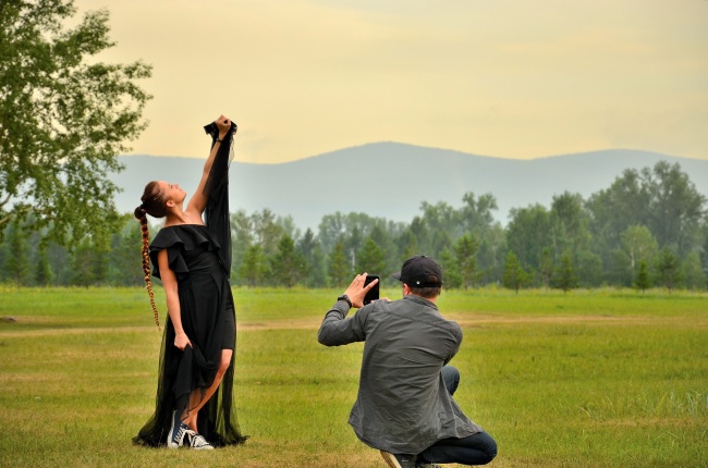 美女户外艺术照图片