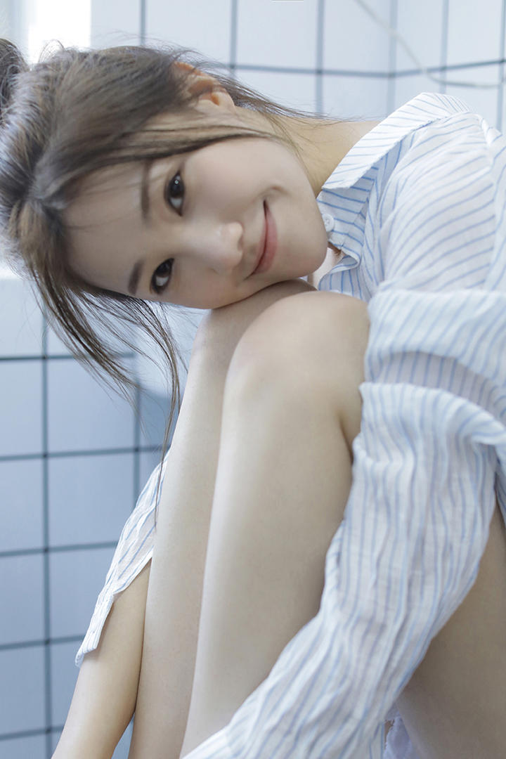 头靠在腿上的极品清纯美女