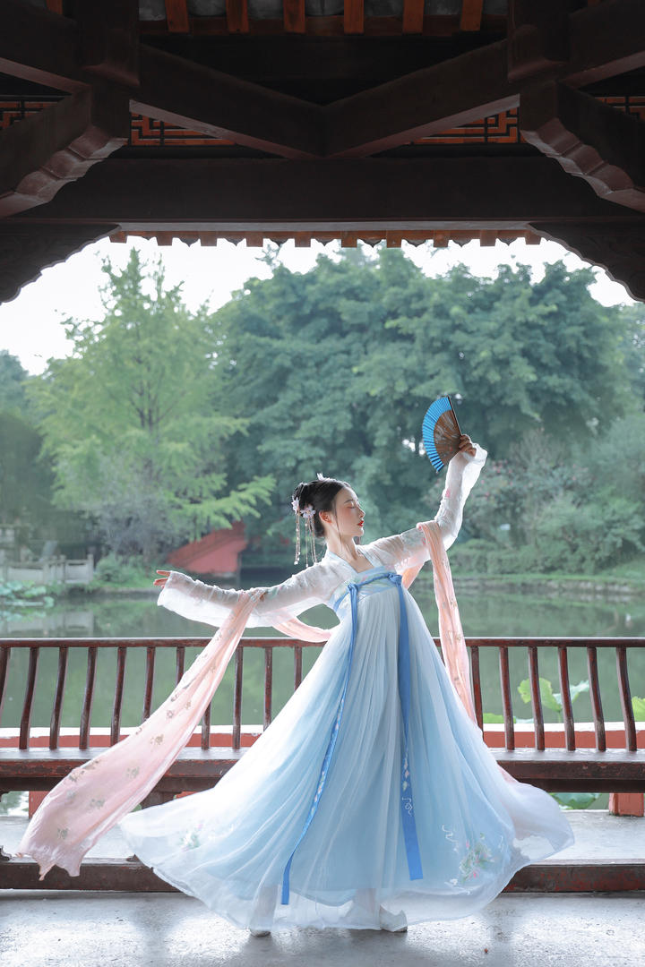 翩翩起舞的唯美古装美女图片