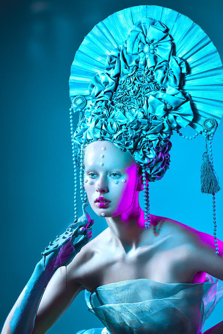 戴着夸张头饰的欧美美女艺术写真