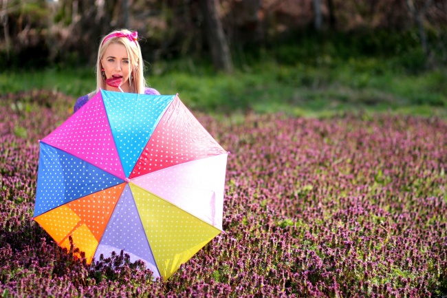 花海美女俏皮写真图片