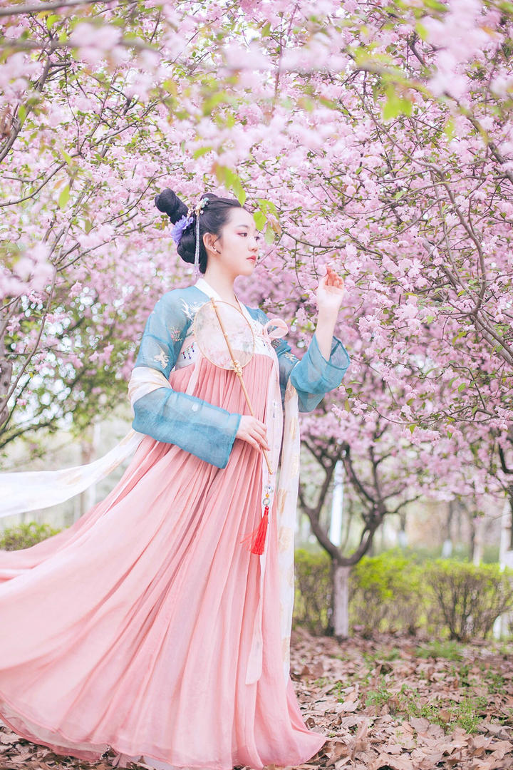 桃花林中的古装美女艺术摄影图片