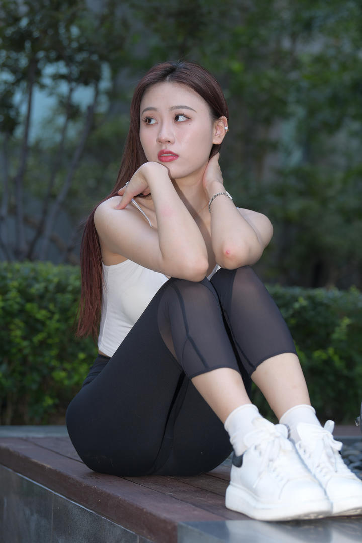 中国高挑漂亮紧身裤美女性感写真图片