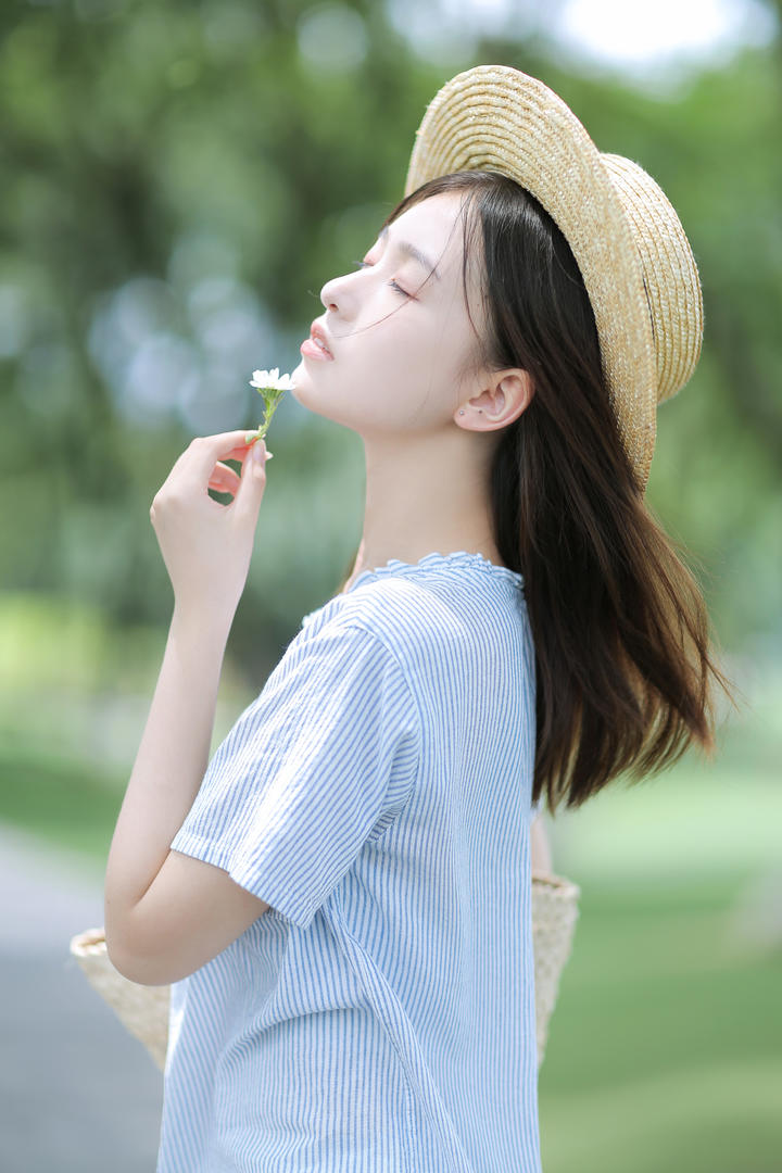 国内白皙纯欲女生户外人像摄影写真图片
