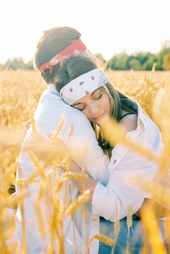 秋季田园麦浪唯美情侣图片