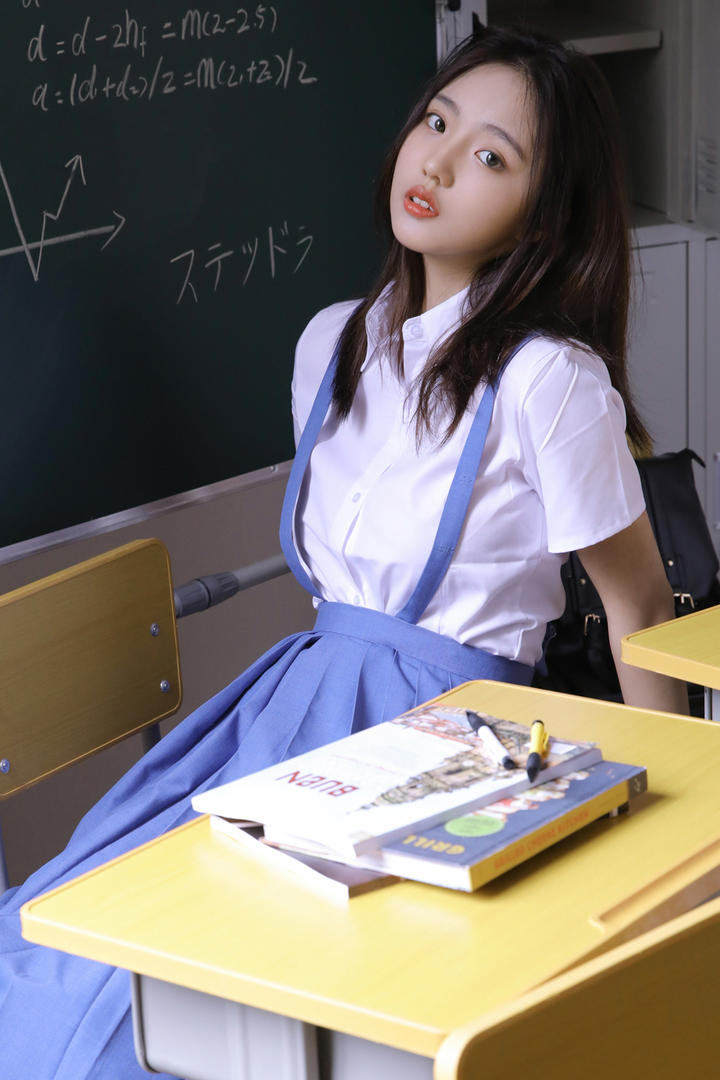 坐在教室里的清纯校服女生图片