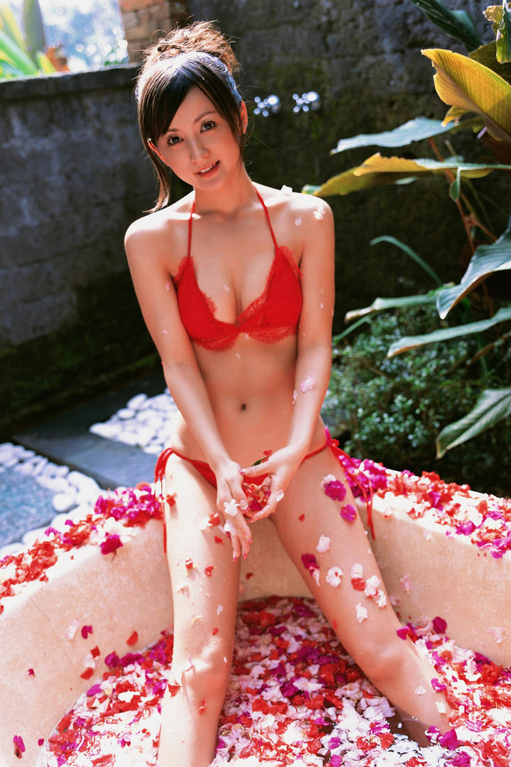 洗鲜花浴的日本成熟泳装美女图片