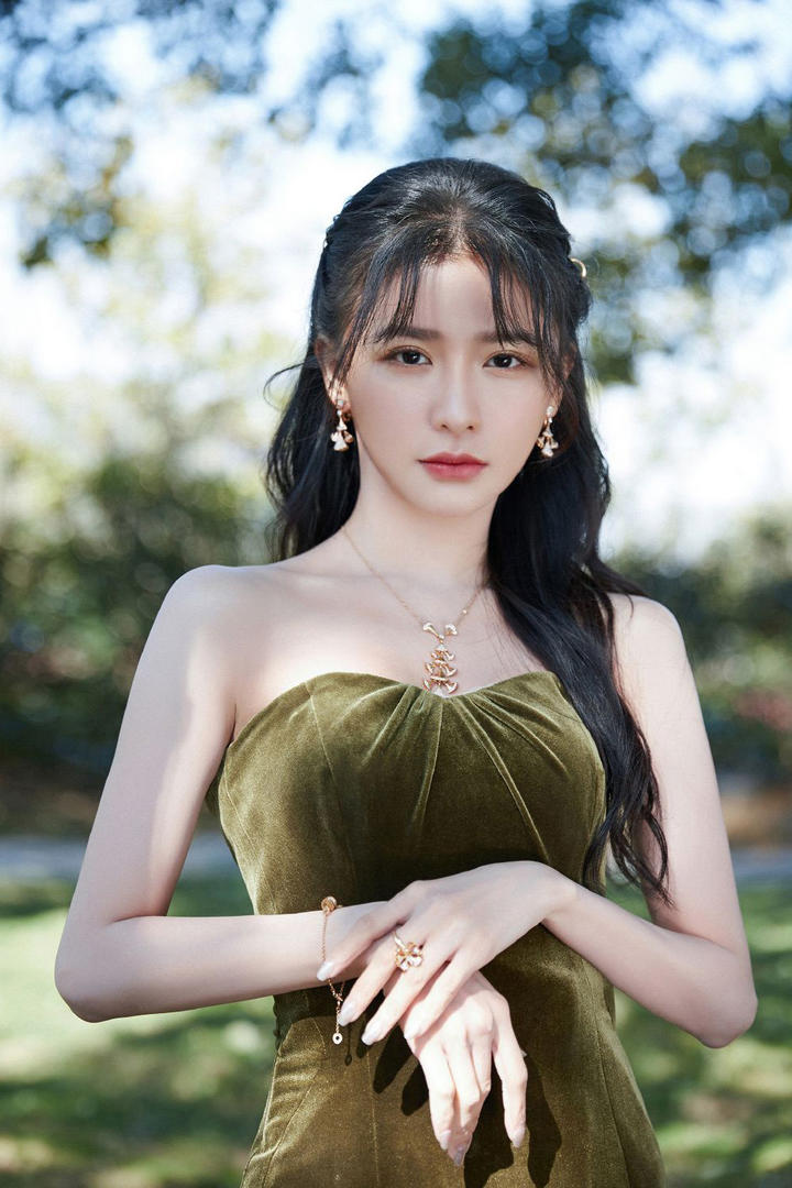 美女明星蔡卓宜贵气质迷人户外写真照片