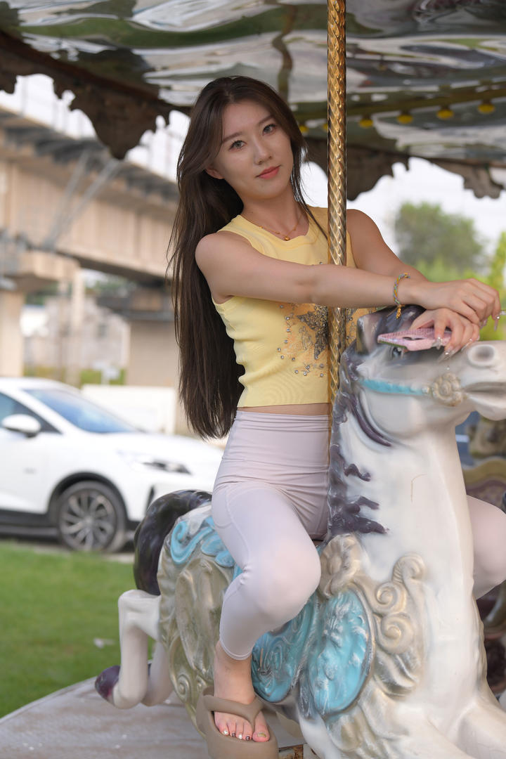 白色紧身裤美女图片