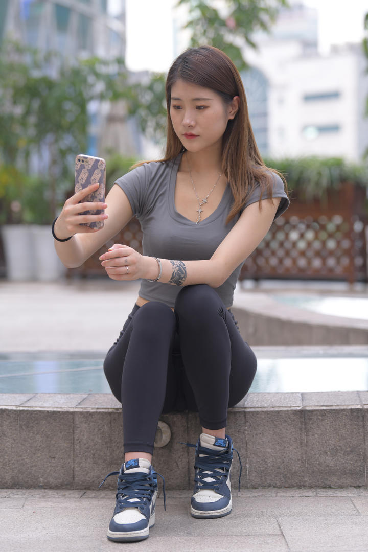 街上漂亮的紧身裤美女自拍高清图片