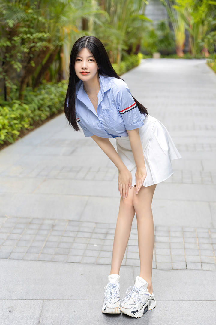 唯美清纯美女娜露白色小短裙美女街拍写真套图