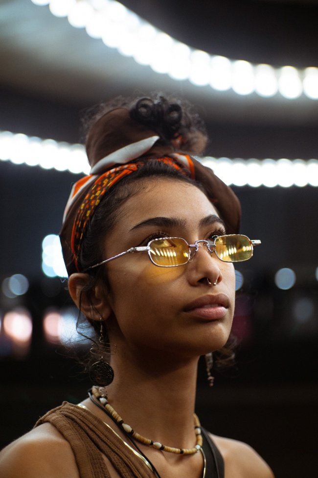 高丸子头墨镜美女图片