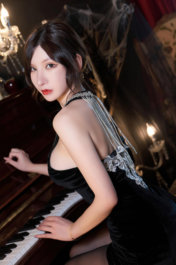 弹钢琴的大胸美女图片周于希高清写真图片