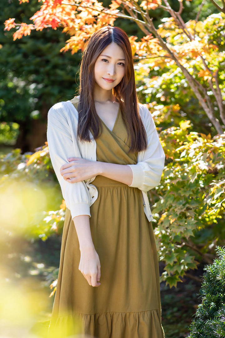 森林中的日本成熟美女摄影图片
