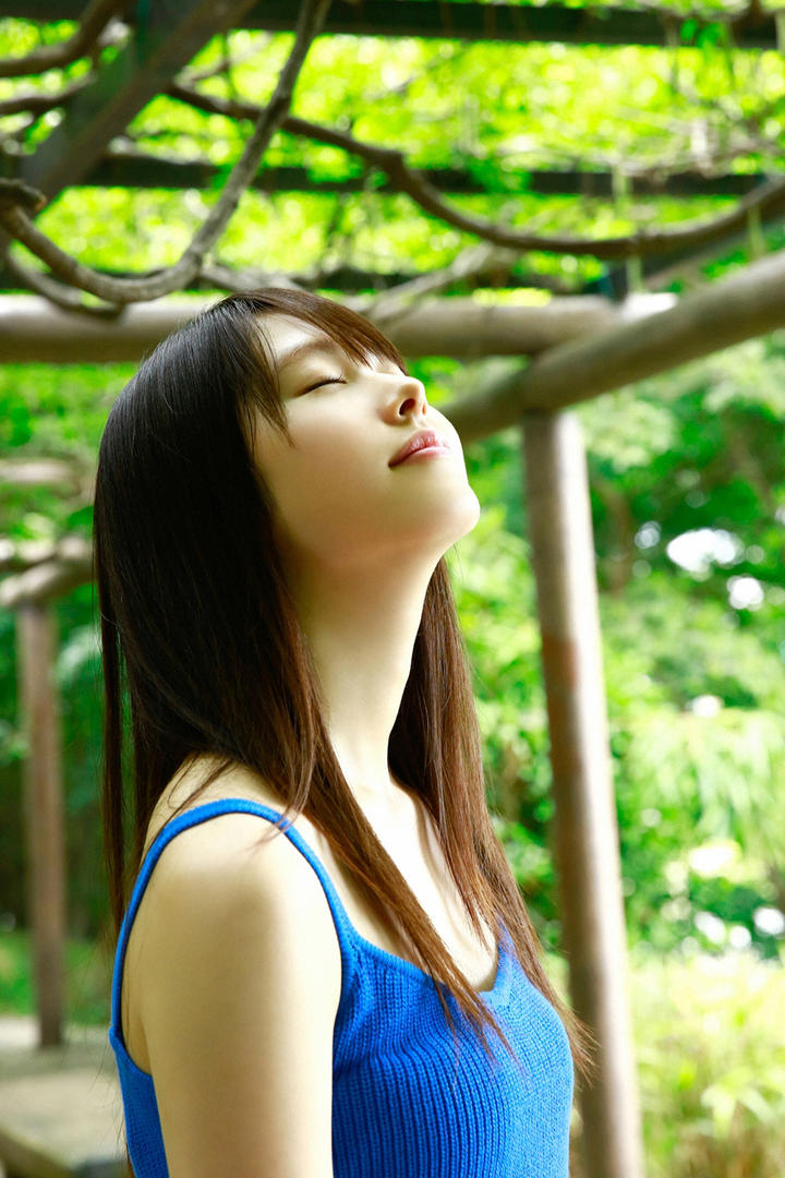 闭上眼睛的高清日本清纯女生壁纸图片