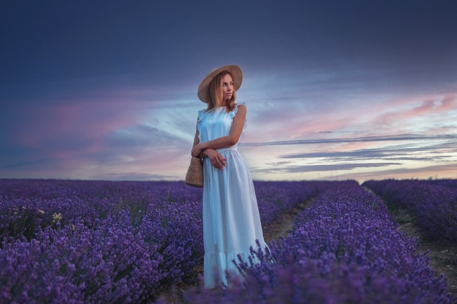 紫色薰衣草花海美女写真图片