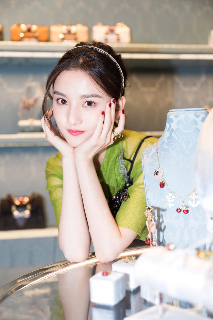 捧着脸的可爱美女明星宋祖儿图片