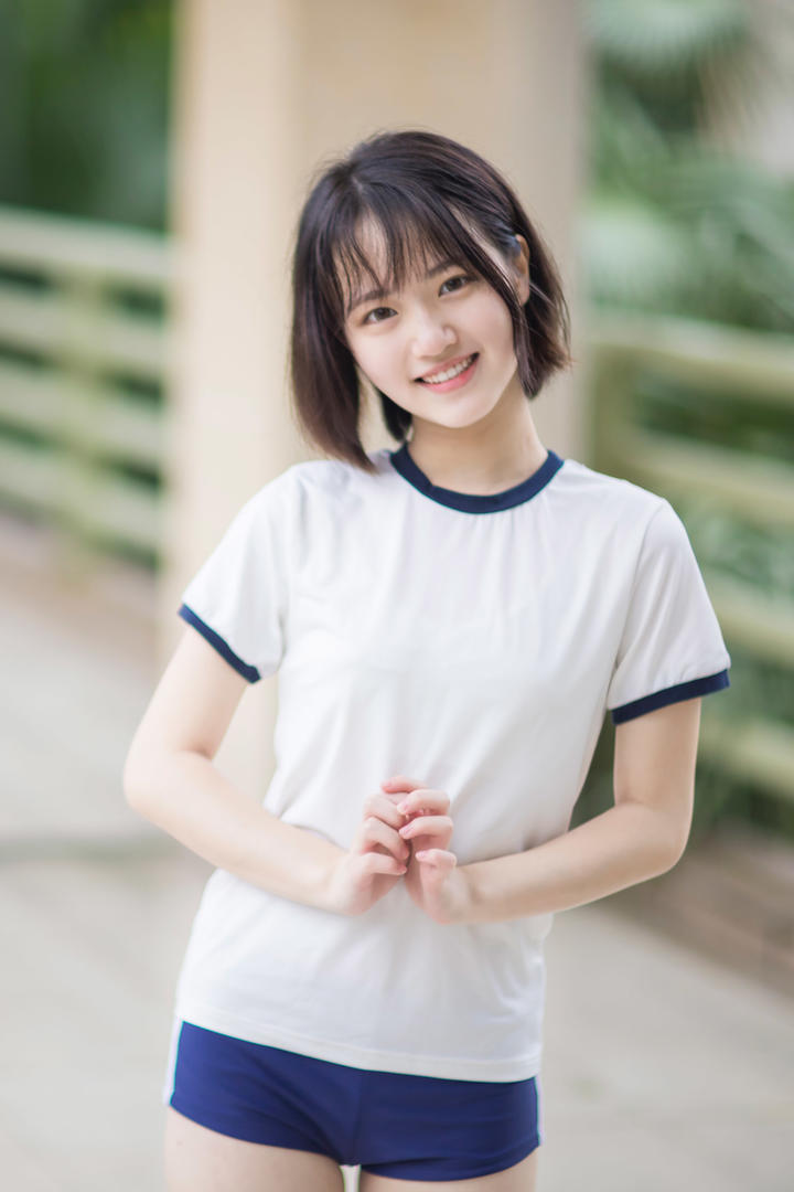 青春活泼的短发发型女学生图片