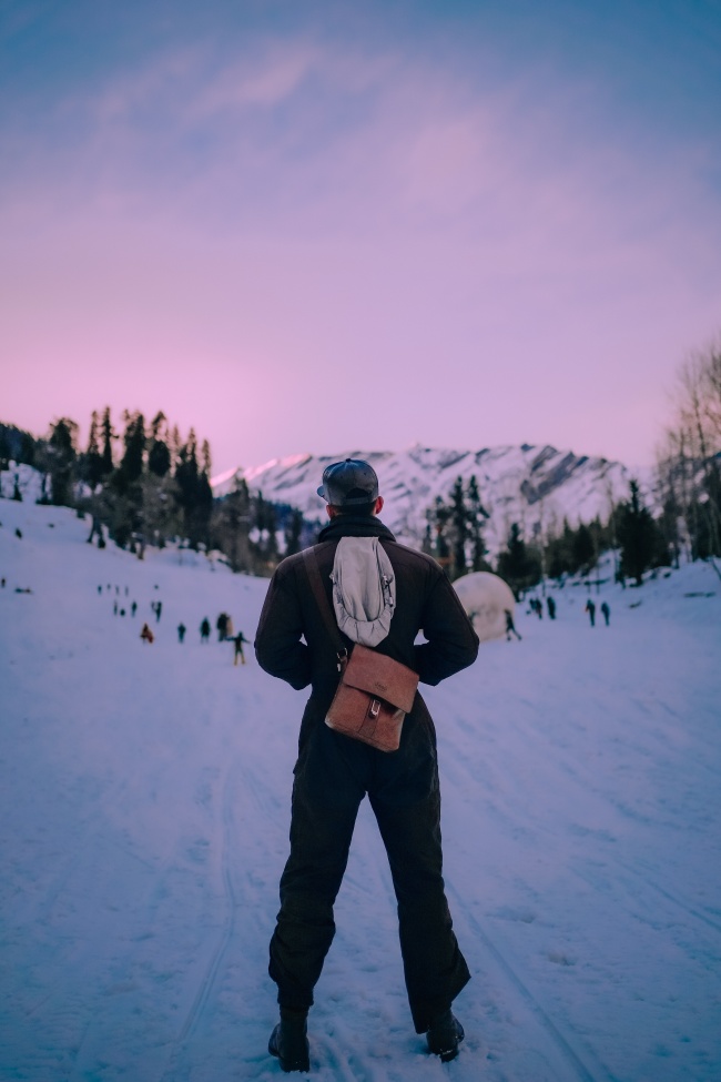 滑雪场上男人背影图片