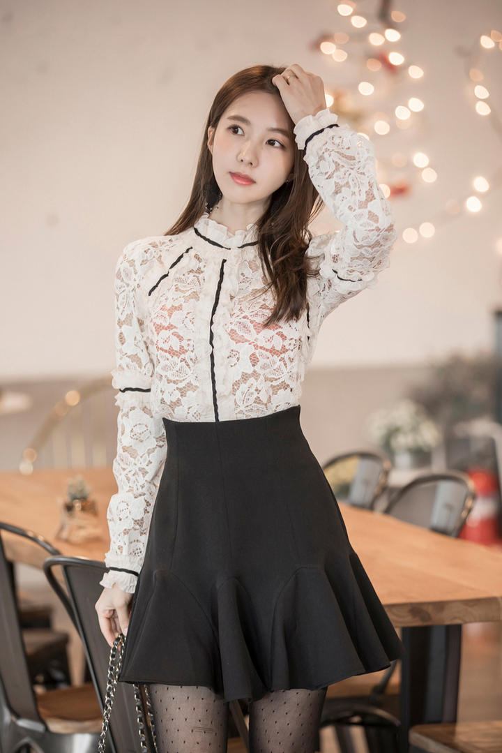 穿着短裙丝袜的性感韩国美女明星金孝轩图片