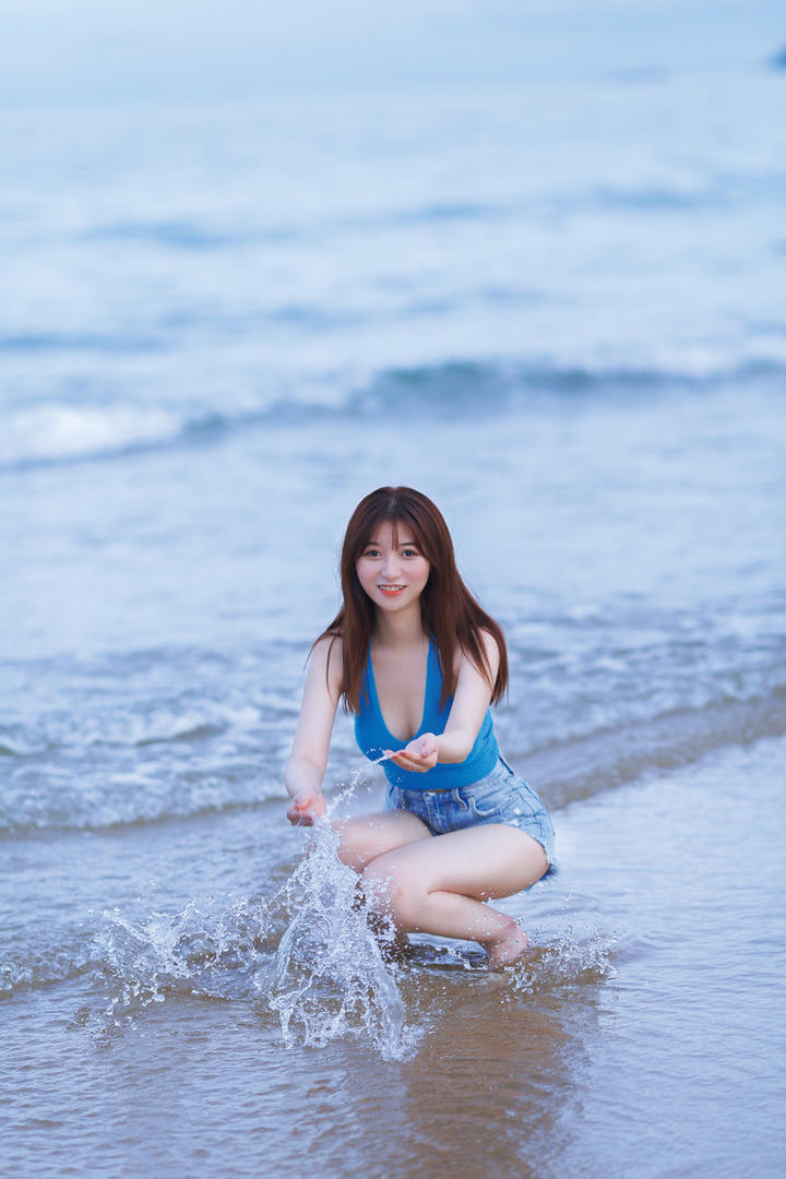海边戏水的清纯美女超短牛仔裤包裹白皙长腿