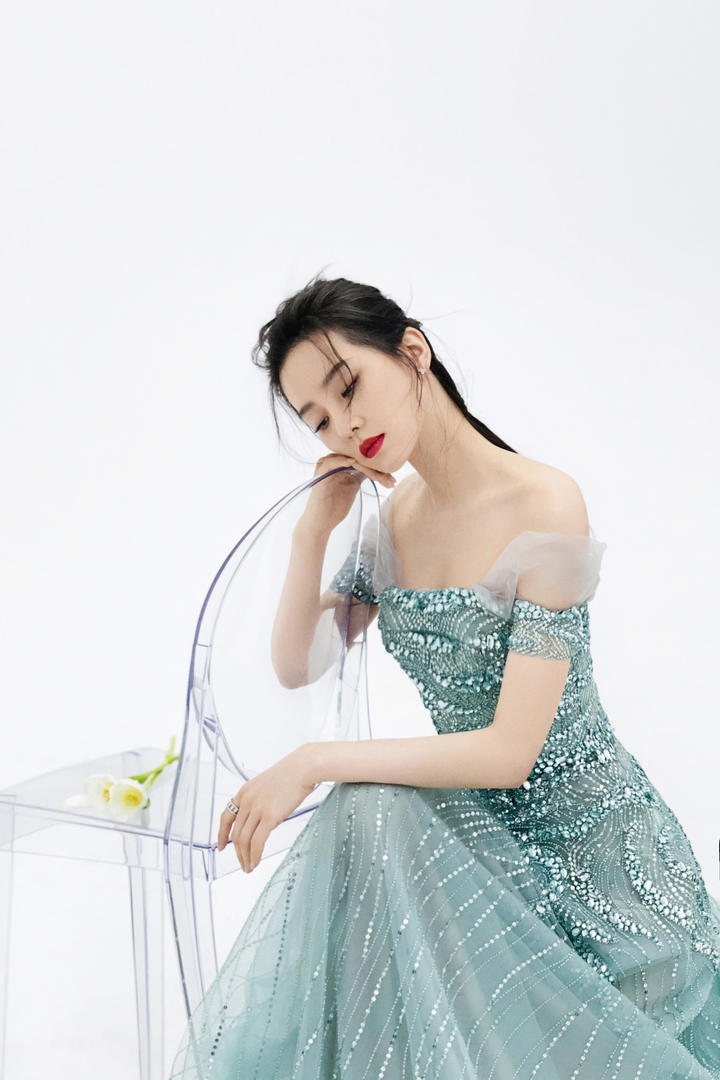 气质女神刘诗诗抹胸纱裙高清写真图片
