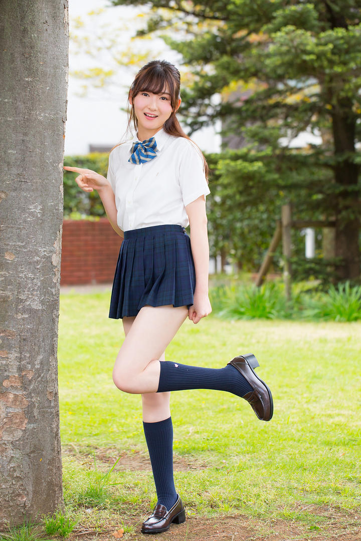 站在树边的超短裙日本美女图片
