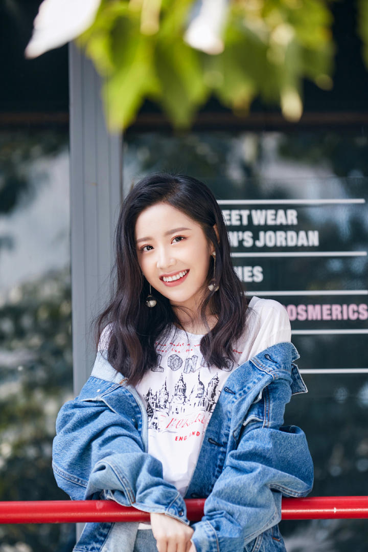 王艺瑾唯美牛仔衣写真图片