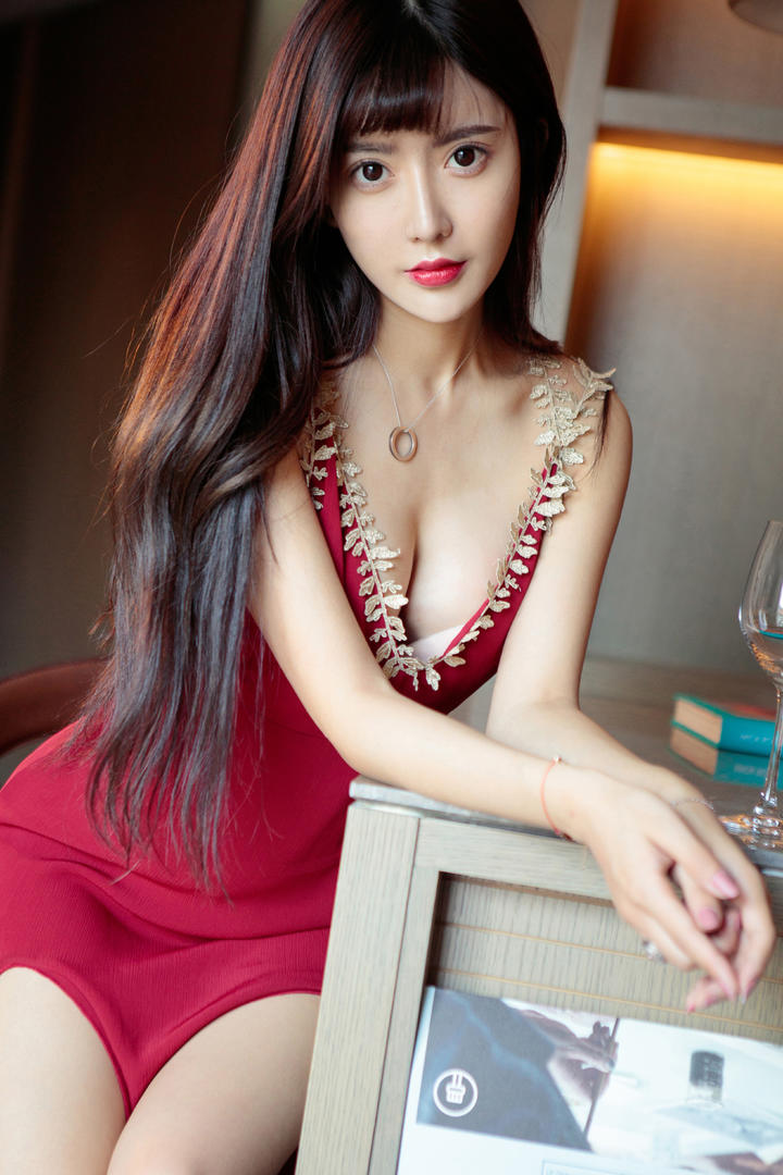 穿着红色低胸短裙的极品女神写真