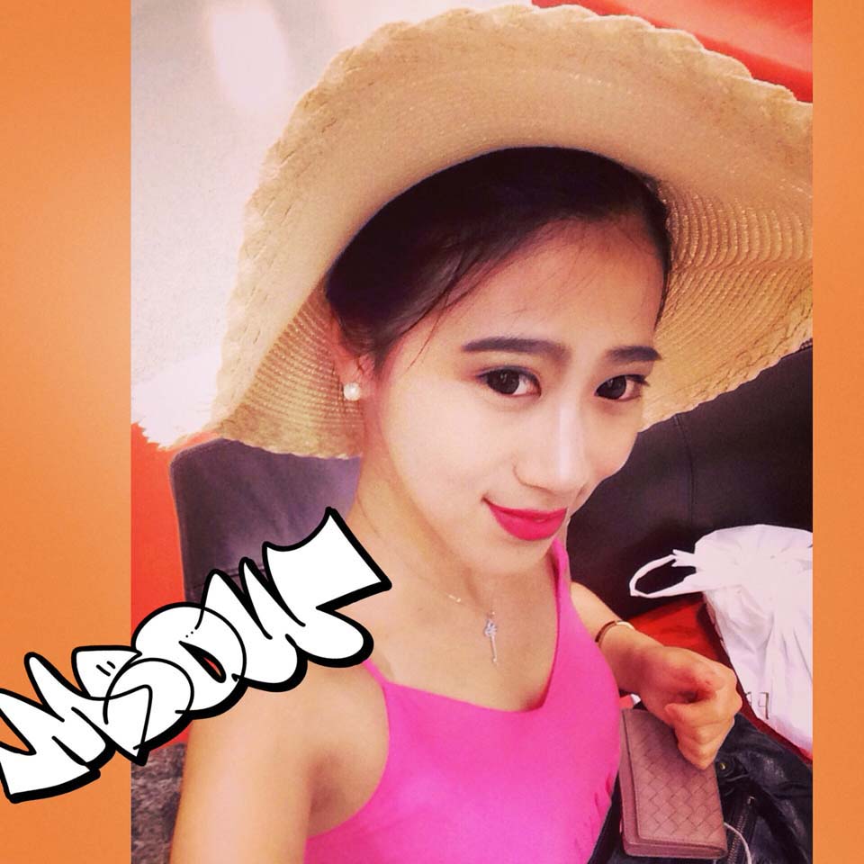 短发红唇热辣美女圆圆