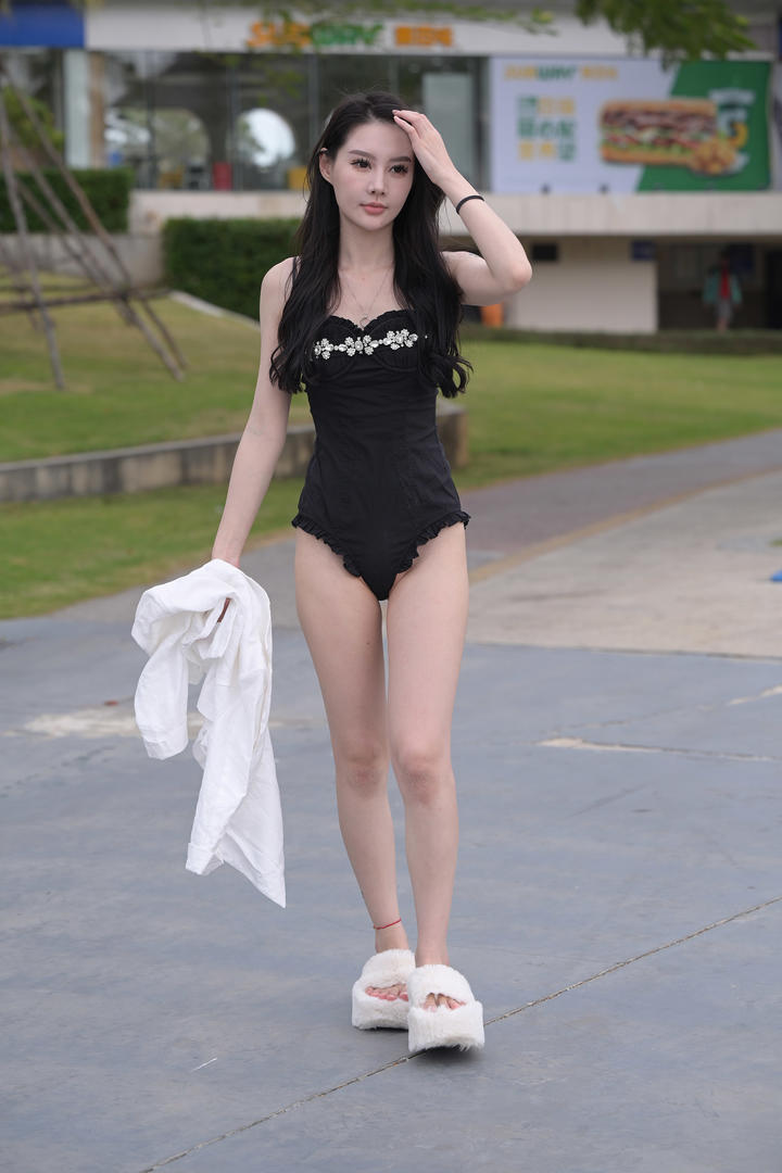 街拍漂亮美女主播穿比基尼图片