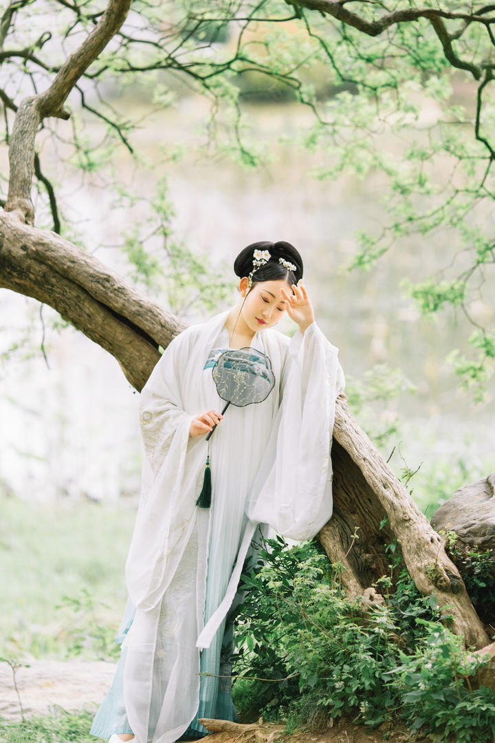 森林里的清纯古风头像女生写真图片