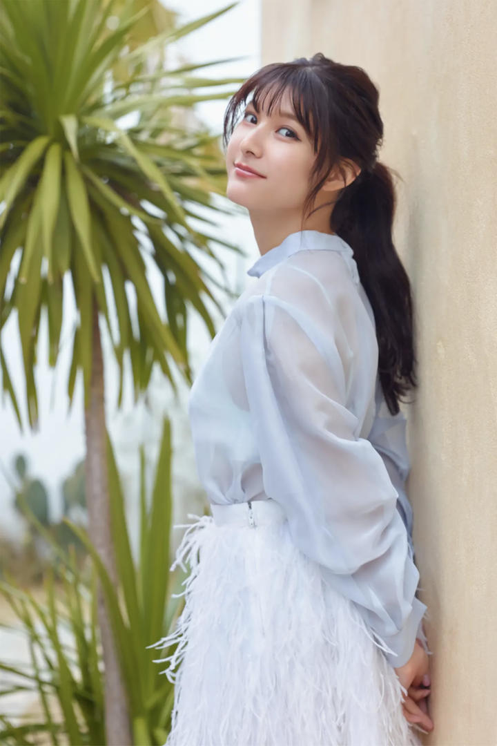 高清日本马尾辫美女回眸一笑人像摄影图片