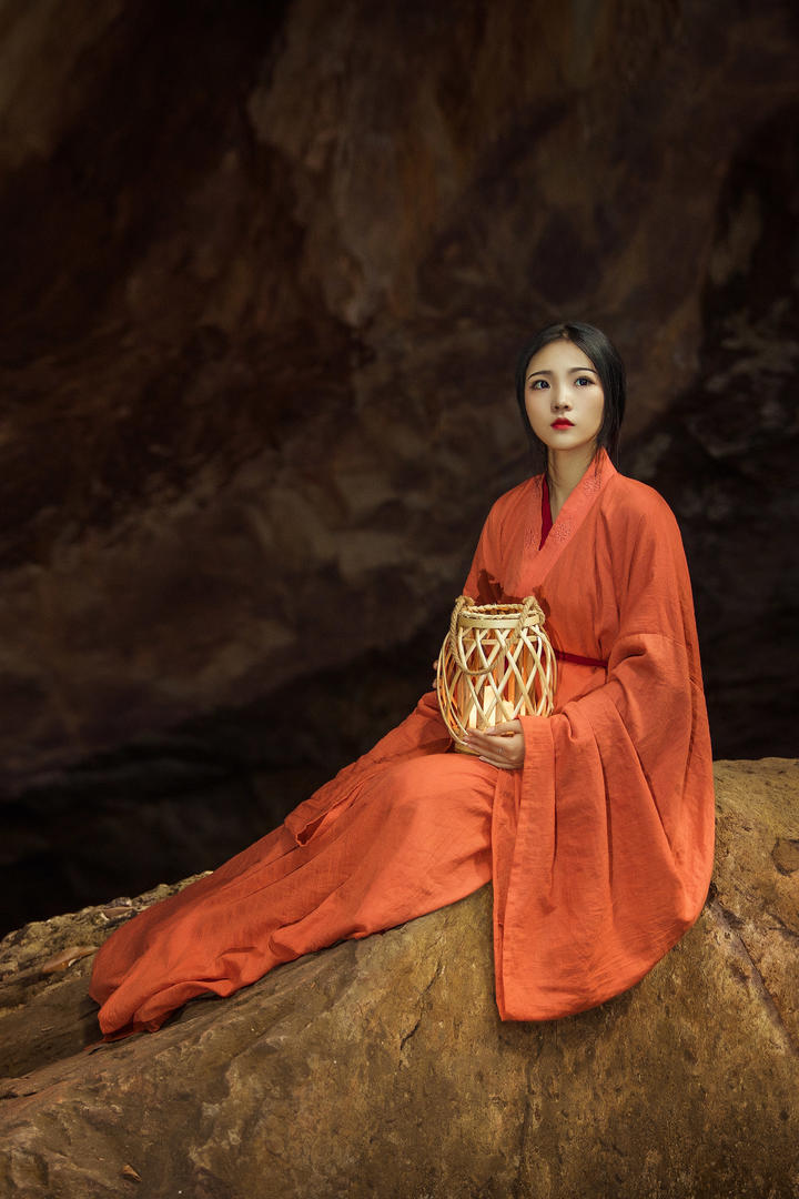 提着竹篮的红色古装美女高清唯美女生写真图片