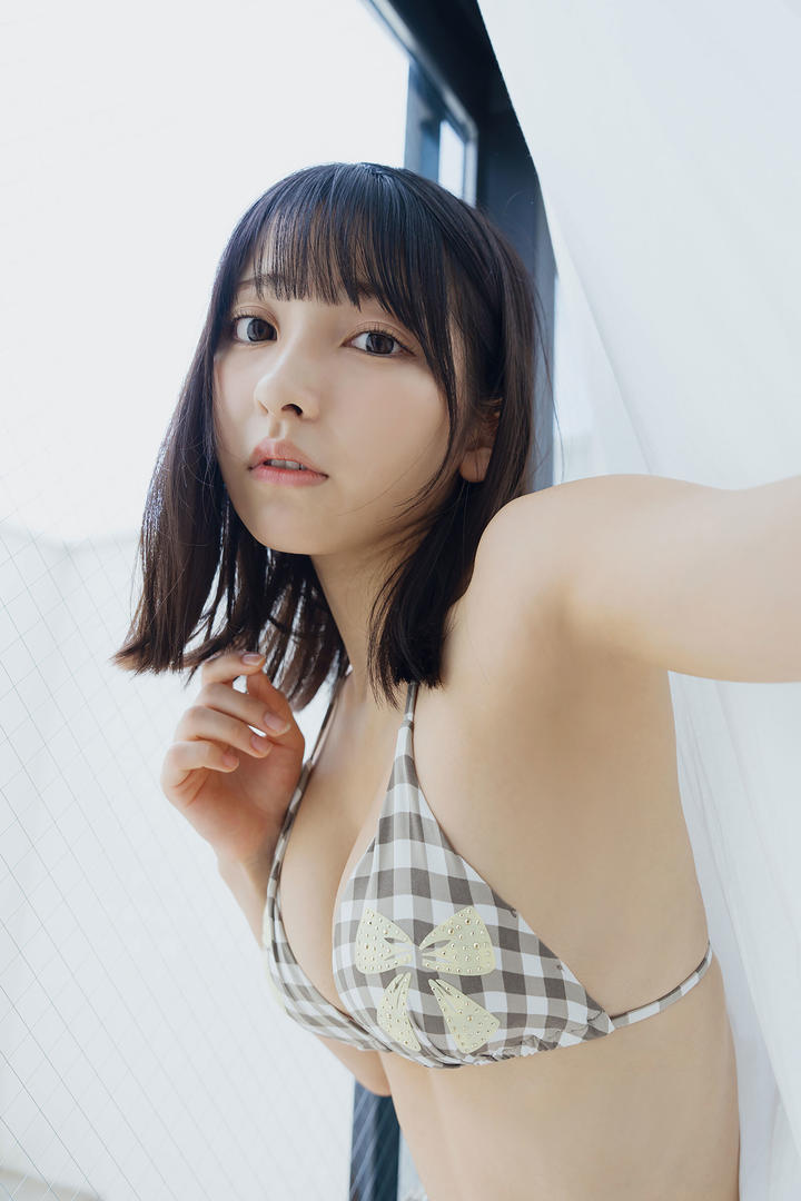 吊带泳装少女图片