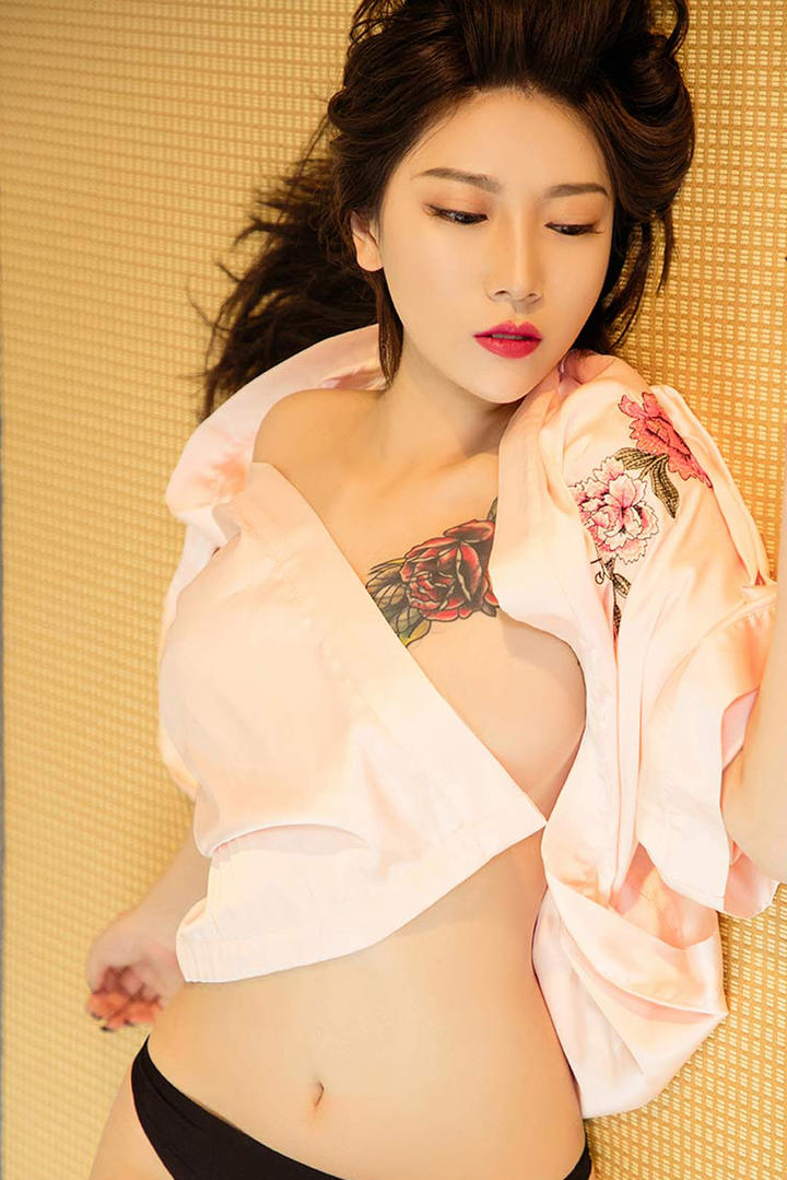 躺在席子上的性感美女图片杜花花